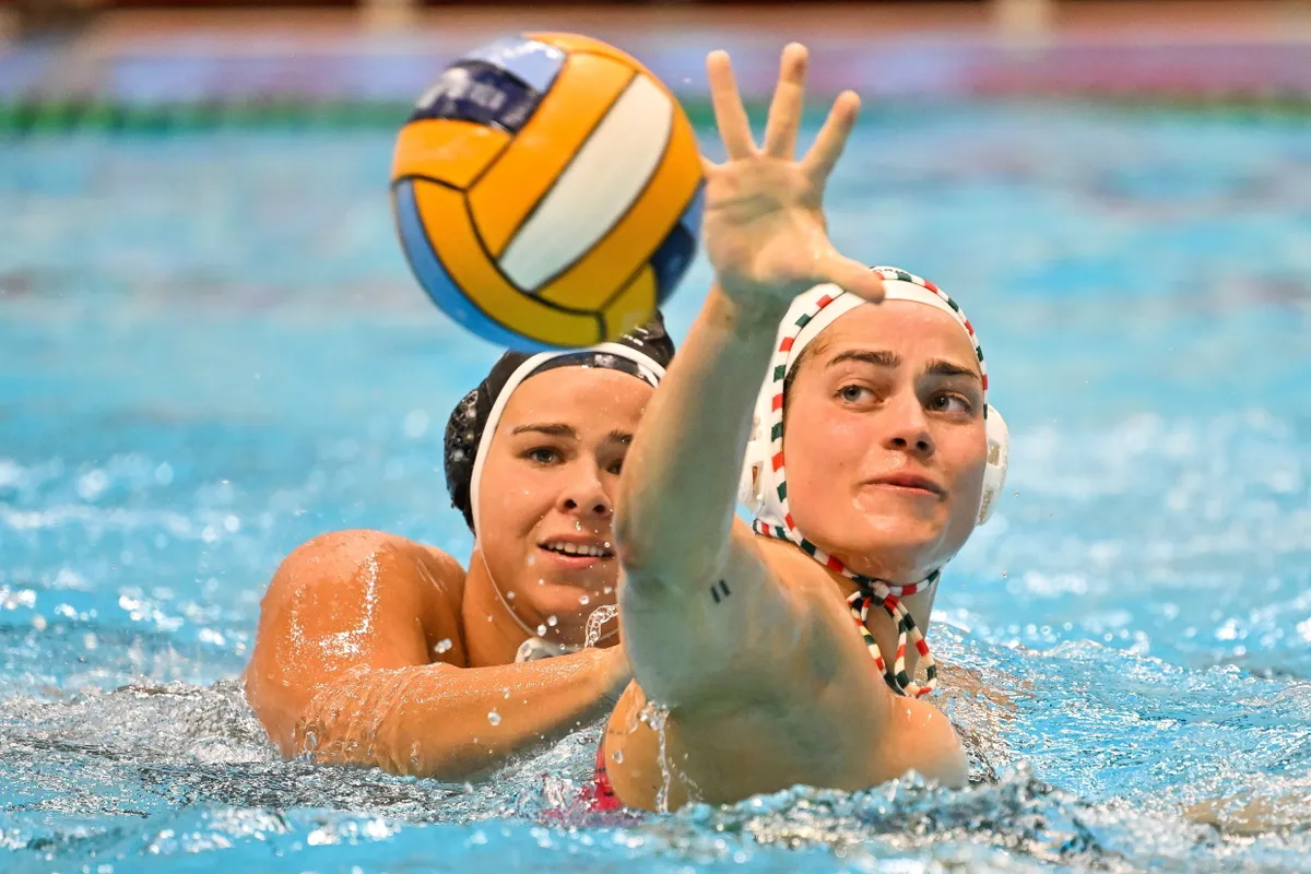 Gödöllő, 2025. június 24.
Aubéli Tekla (j) és az új-zélandi Sophie Shorter Robinson a SEAT női felkészülési vízilabdatorna Magyarország - Új-Zéland mérkőzésÉn Gödöllőn 2025. június 24-én.
MTI/Illyés Tibor