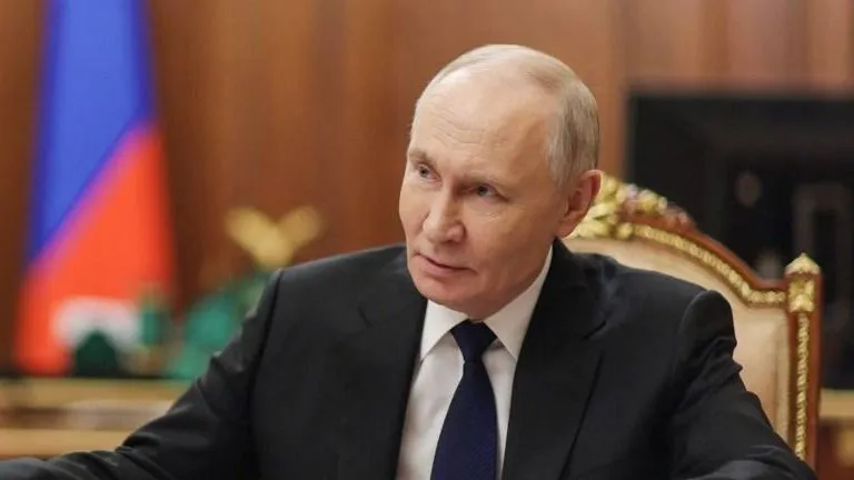 Putyin a teljes befagyasztott orosz pénzt Zelenszkijnek adja