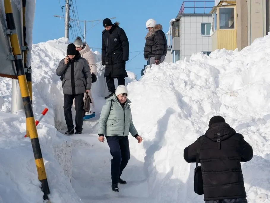 hó, KAMCHATKA, RUSSIA - JANUARY 19: People walk among snow labyrinth as Kamchatka Peninsula has experienced the heaviest snowfall in the last 30 years in Russia on January 19, 2026. Alexander A. Piragis / Anadolu (Photo by Alexander A. Piragis / Anadolu via AFP)