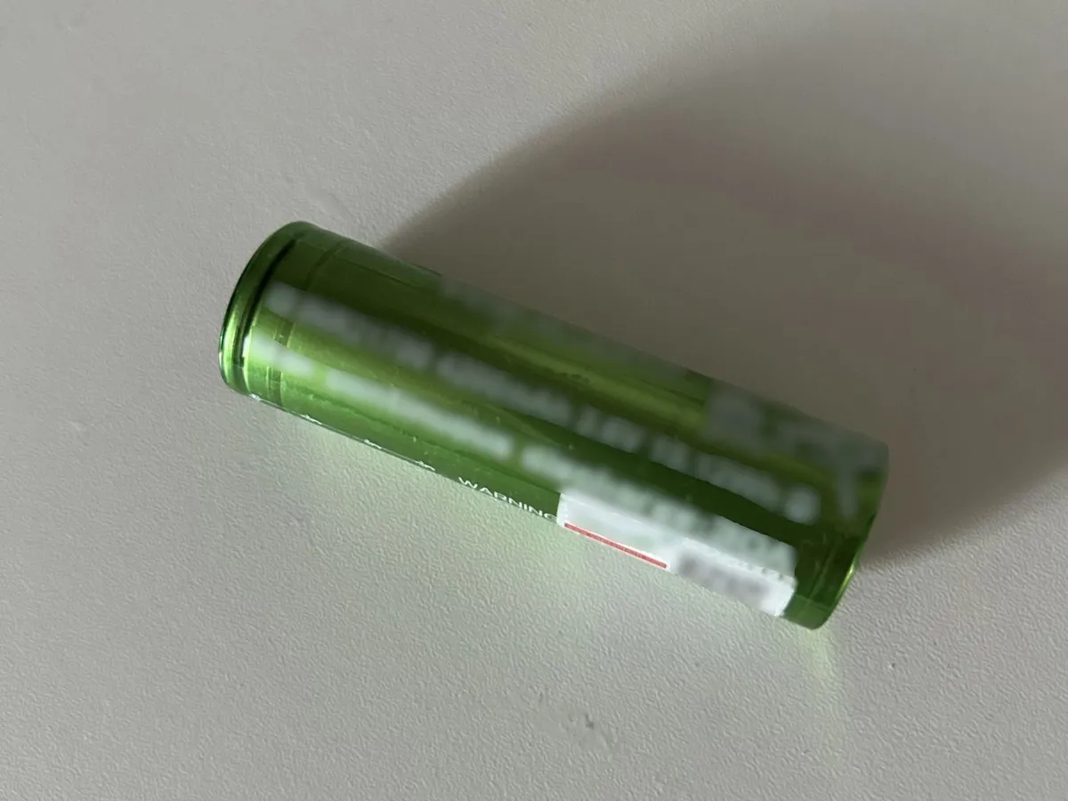 e-cigaretta, Kerrie Roberts, KerrieRoberts,Pic from Kennedy News & Media (Pictured: A PICTURE OF VAPE BATTERY LIKE THE ONE THAT EXPLODED ON 52-YEAR-OLD KERRIE ROBERTS.) A mum feared she'd burn to death when her vape battery exploded 'like a firework' in her pocket - setting her puffer coat and dress 'on fire'. Kerrie Roberts, from Harlow in Essex, was sitting in her friend's car when she claims her rechargeable vape blew up in her coat pocket without warning on October 19th. At first, the pair believed the stationary vehicle was malfunctioning and the whole car was going to set alight. DISCLAIMER: While Kennedy News and Media uses its best endeavours to establish the copyright and authenticity of all pictures supplied, it accepts no liability for any damage, loss or legal action caused by the use of images supplied and the publication of images is solely at your discretion. SEE KENNEDY NEWS COPY - 0161 697 4266