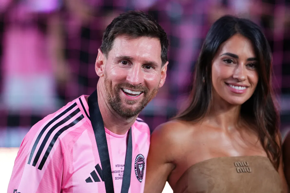 Lionel Messi és felesége, Antonella Roccuzzo a bajnoki trófeával az Audi 2025 MLS Cup döntője után, miután az Inter Miami CF legyőzte a Vancouver Whitecaps FC csapatát a floridai Fort Lauderdale-ben. Fotó: RICH STORRY / GETTY IMAGES NORTH AMERICA