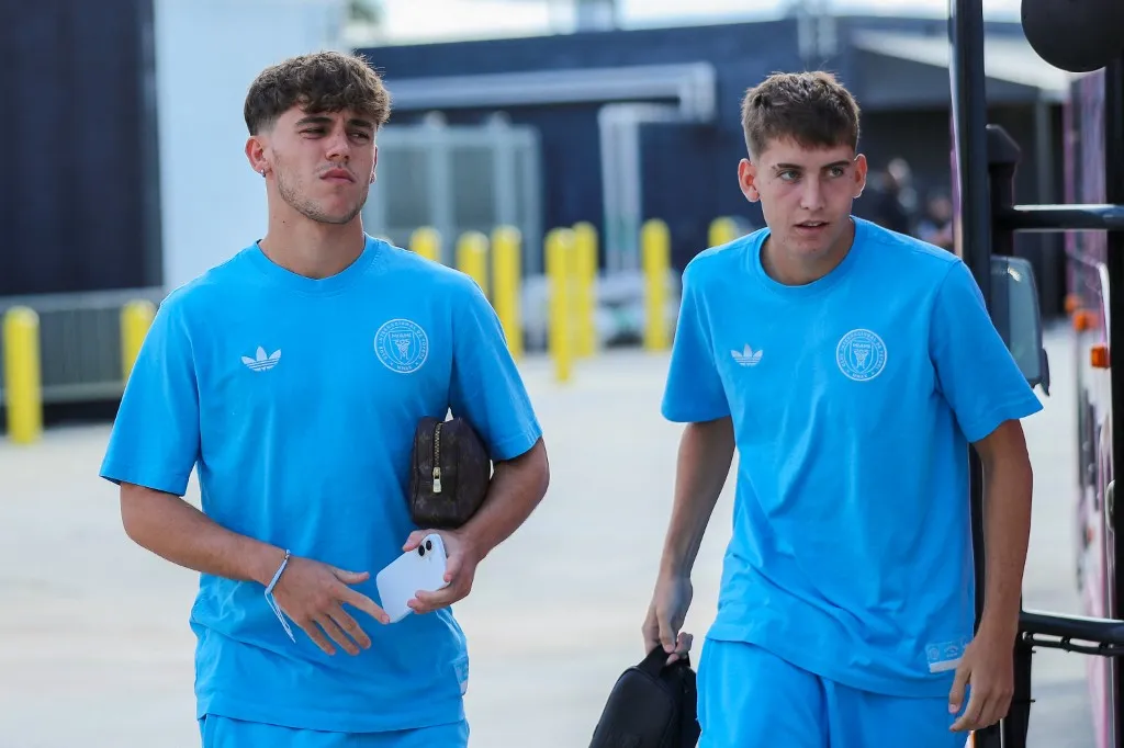 Az Inter Miami magyar támadója, Pintér Dániel (j) profi szerződést kapott