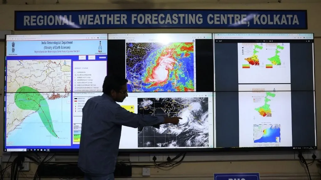 időjárás-előrejelzés A scientist at the India Meteorological Department Earth System Science Organisation points to a section of the screen showing the position of Cyclone Dana to media people inside his office in Kolkata, India, on October 23, 2024. The Regional Meteorological Centre Kolkata (IMD) predicts on Wednesday that Cyclone Dana will bring heavy rainfall to several districts in Odisha and West Bengal over the next three days. Cyclone Dana is expected to make landfall between Bhitarkanika National Park and Dhamra port in the Odisha district early Friday, with wind speeds reaching up to 120 kilometers per hour. (Photo by Rupak De Chowdhuri/NurPhoto) (Photo by RUPAK DE CHOWDHURI / NurPhoto via AFP)