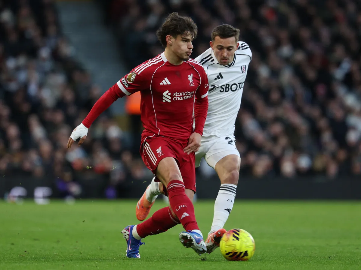 Liverpool's Hungarian defender #06 Milos Kerkez (L) plays the ball under pressure from Fulham's Belgian defender #21 Timothy Castagne (R) during the English Premier League football match between Fulham and Liverpool at Craven Cottage in London on January 4, 2026. (Photo by Adrian Dennis / AFP) / RESTRICTED TO EDITORIAL USE. No use with unauthorized audio, video, data, fixture lists, club/league logos or 'live' services. Online in-match use limited to 120 images. An additional 40 images may be used in extra time. No video emulation. Social media in-match use limited to 120 images. An additional 40 images may be used in extra time. No use in betting publications, games or single club/league/player publications. / 