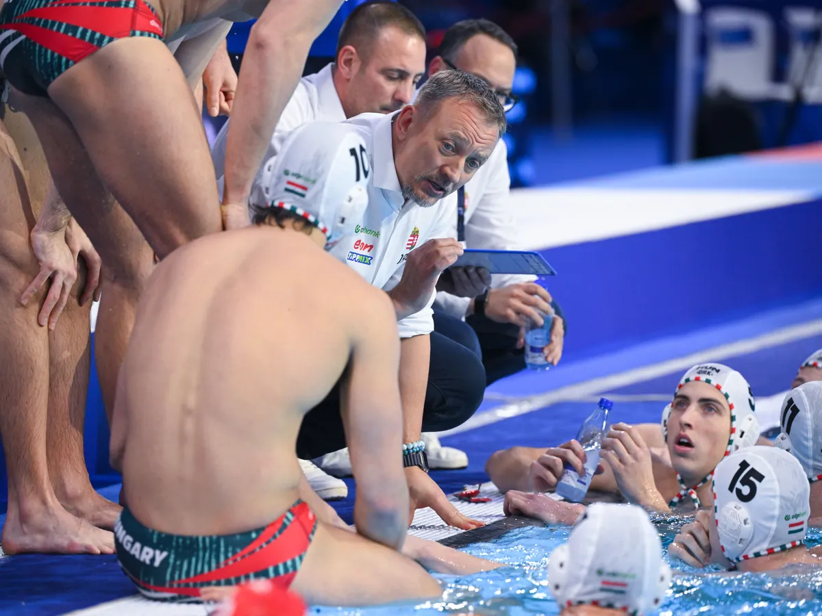 Belgrád, 2026. január 18.
Varga Zsolt szövetségi kapitány (k) a belgrádi férfi vízilabda Európa-bajnokság középdöntőjének E csoportjában játszott&nbsp;Magyarország - Szerbia mérkőzésen a Belgrade Arenában 2026. január 18-án.
MTI/Czeglédi Zsolt