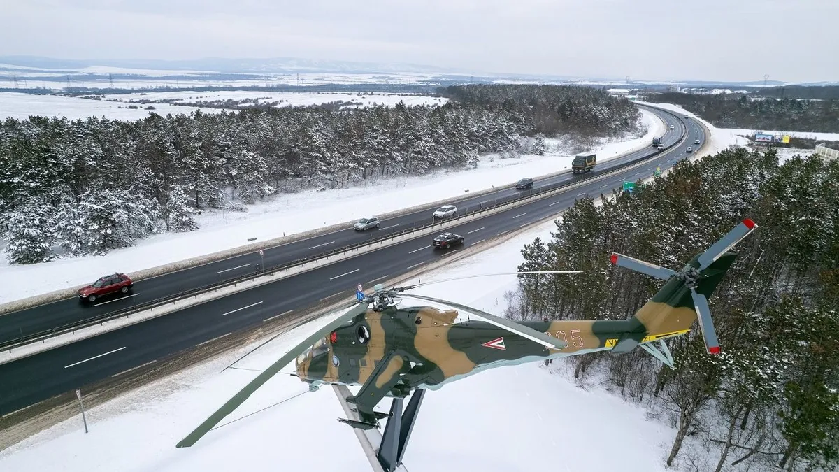 A hótól megtisztított M8-as autóút Veszprém határában, az előtérben egy kiállított Mi 24-es katonai helikopter 2026. január 7-én.
MTI/Máthé Zoltán