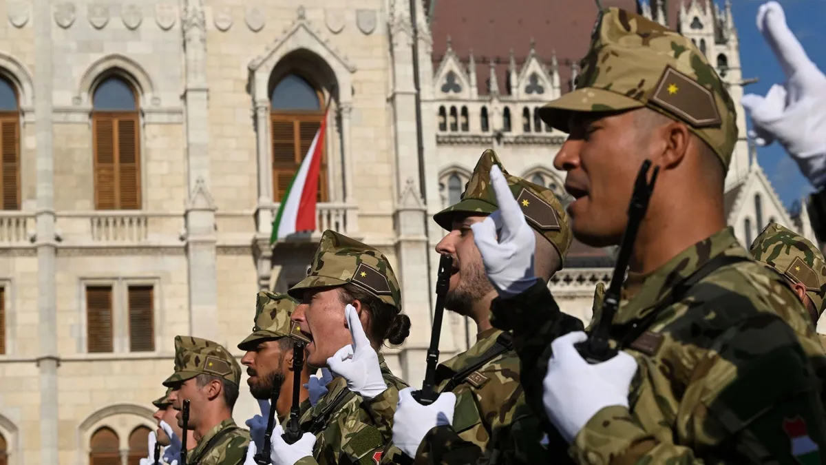 Szalay-Bobrovniczky Kristóf Bővülnek a Magyar Honvédség illetményen kívüli juttatásai