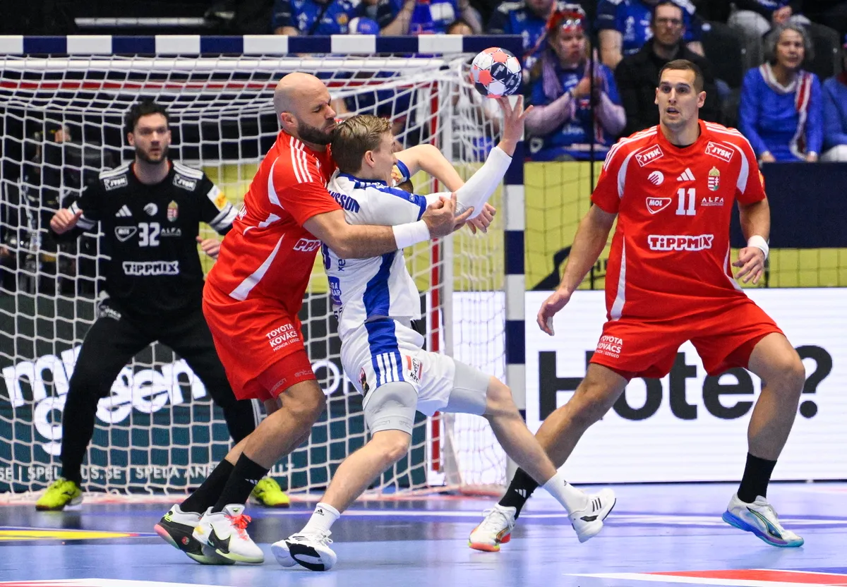 Palasics Kristóf kapus (b) és Sipos Adrián (b2) a magyar válogatott Izland elleni mérkőzésén