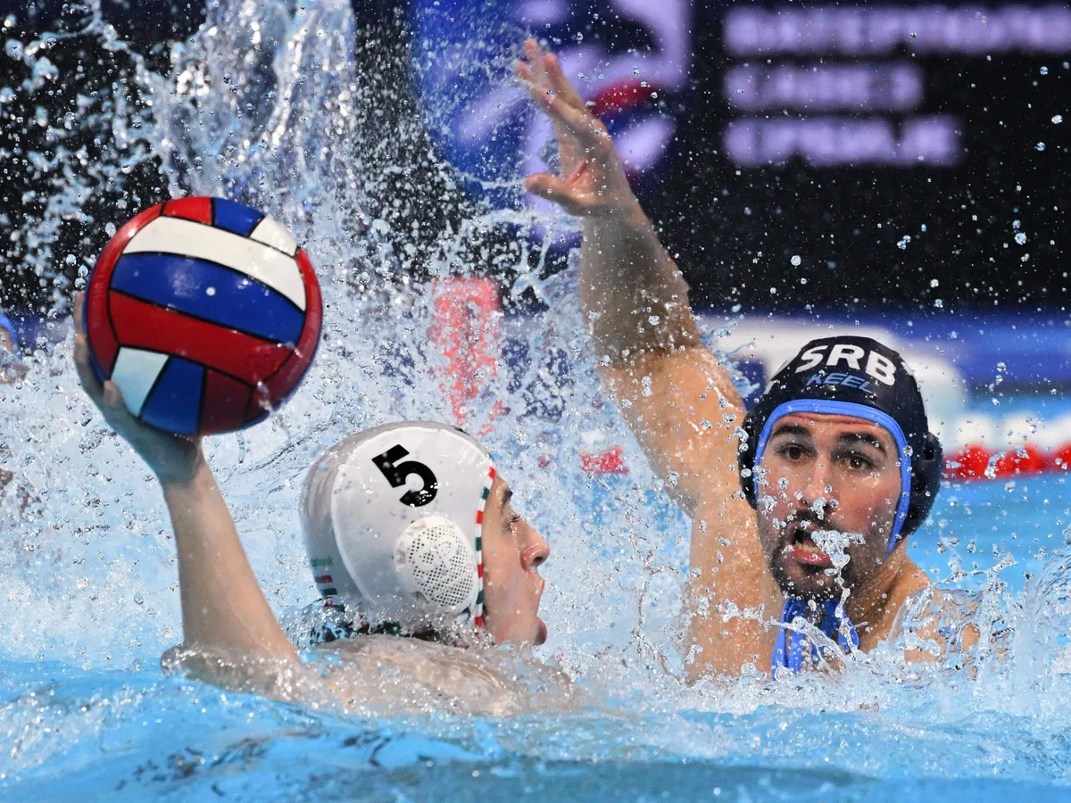 Belgrád, 2026. január 18.
Vigvári Vince (b) és a szerb Viktor Rasovic a belgrádi férfi vízilabda Európa-bajnokság középdöntőjének E csoportjában játszott&nbsp;Magyarország - Szerbia mérkőzésen a Belgrade Arenában 2026. január 18-án.
MTI/Czeglédi Zsolt