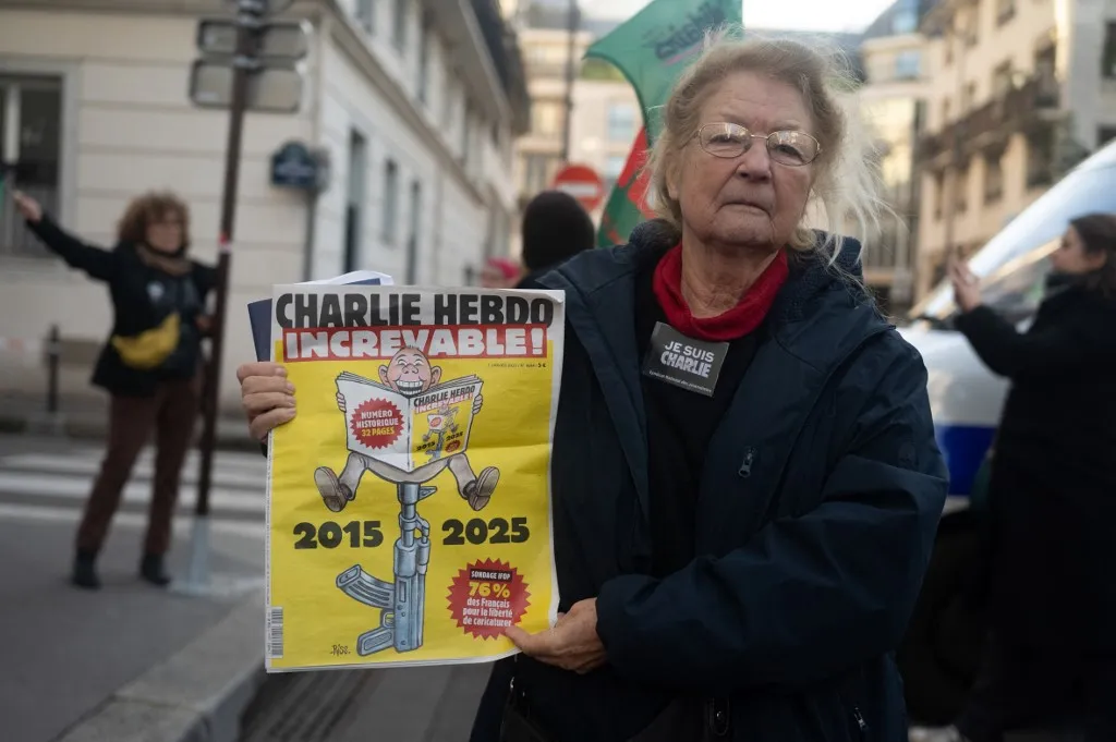On Tuesday, January 7, 2025, journalists unions organized a rally in front of the former offices of the satirical newspaper Charlie Hebdo on rue Nicolas Appert in the 11th arrondissement of Paris (France) to commemorate the 10th anniversary of the attack by the Kouachi brothers that claimed the lives of 12 people.Mardi 7 janvier 2025, les syndicats de journalistes ont organise un rassemblement devant les anciens locaux du journal satirique Charlie Hebdo rue Nicolas Appert dans le 11eme arrondissement de Paris (France) pour commemorer les 10 ans de l attentat perpetre par les freres Kouachi et qui a coute la vie a 12 personnes. (Photo by Estelle Ruiz / Hans Lucas via AFP), francia