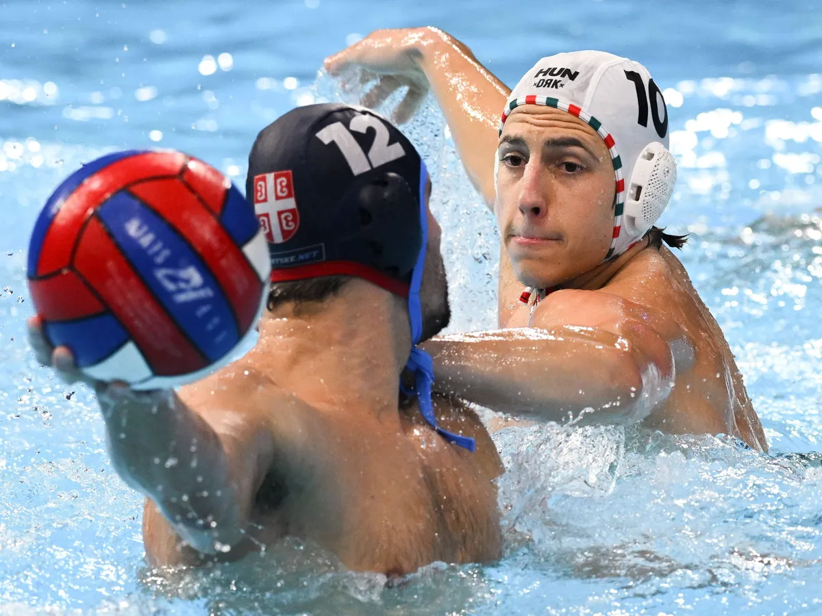 Belgrád, 2026. január 18.
Vigvári Vendel (j) és a szerb Viktor Rasovic a belgrádi férfi vízilabda Európa-bajnokság középdöntőjének E csoportjában játszott&nbsp;Magyarország - Szerbia mérkőzésen a Belgrade Arenában 2026. január 18-án.
MTI/Czeglédi Zsolt