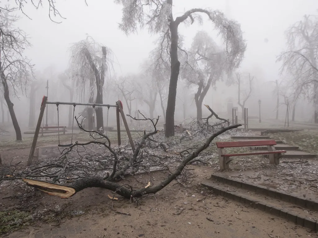 ónos eső vagy ólmos eső vegyes halmazállapotú, túlhűlt vízcseppekből álló csapadékfajta, ónoseső, időjárás, összeállítás, galéria, 2026