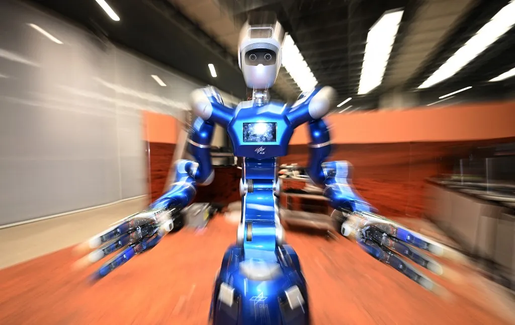 26 November 2025, Bavaria, Oberpfaffenhofen: The Rollin' Justin robot can be seen at the Institute of Robotics and Mechatronics at the German Aerospace Center (DLR) in Oberpfaffenhofen. (With zoom effect.) Photo: Felix Hörhager//dpa (Photo by Felix Hörhager / dpa Picture-Alliance via AFP), drog