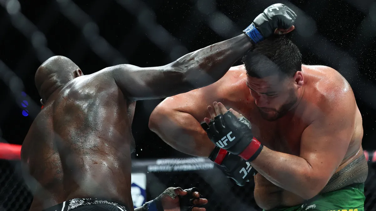 A UFC korábbi harcosa, Jairzinho Rozenstruik (balra)