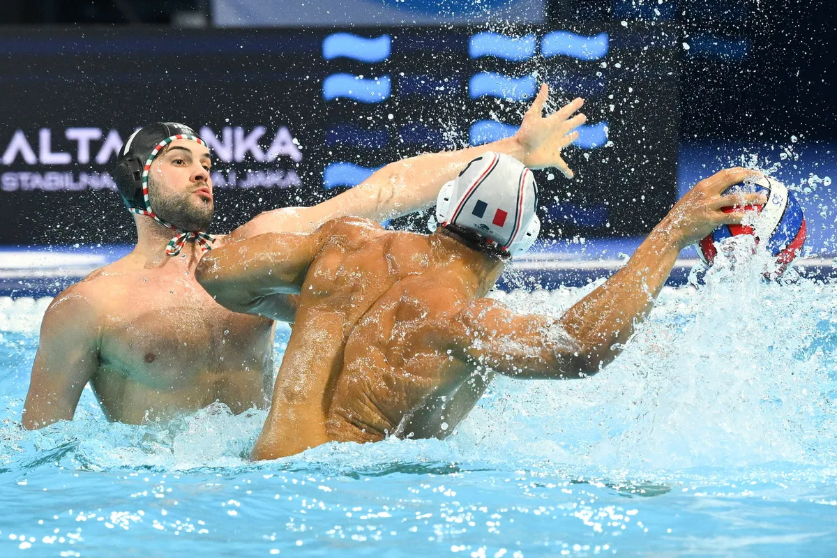 Belgrád, 2026. január 10.
Fekete Gergő (b) és a francia Thomas Vernoux a belgrádi férfi vízilabda Európa-bajnokság A csoportjának első fordulójában játszott Franciaország - Magyarország mérkőzésen a Belgrade Arenában 2026. január 10-én.
MTI/Czeglédi Zsolt