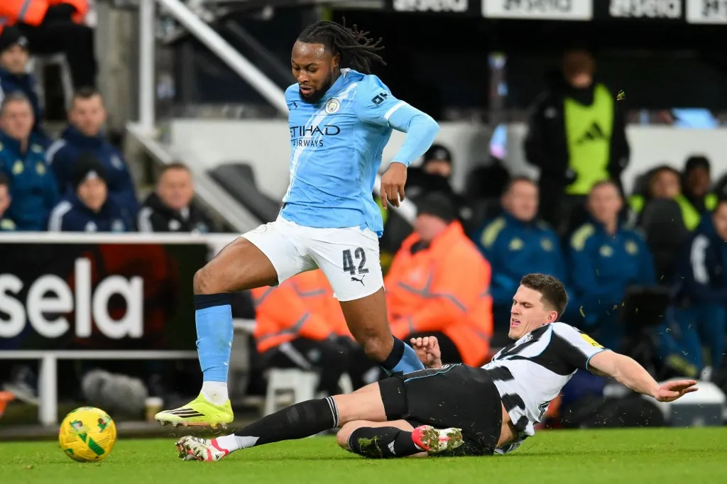 Sven Botman of Newcastle United tackles Antoine Semenyo during the Carabao Cup Semi-Final First Leg match between Newcastle United and Manchester City at St. James's Park in Newcastle, England, on January 13, 2026. (Photo by Scott Llewellyn/MI News/NurPhoto) (Photo by MI News / NurPhoto via AFP)