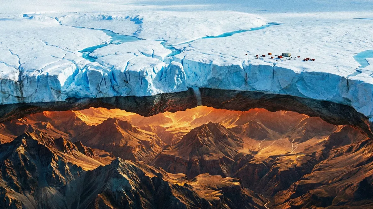 Illusztráció az Antarktisz jég alatt rejtőző világról: az új Antarktisz térkép rávilágított, hogy a kontinens mélyben fekvő domborzata valójában hatalmas hegyeket és gigantikus kanyonokat rejt.