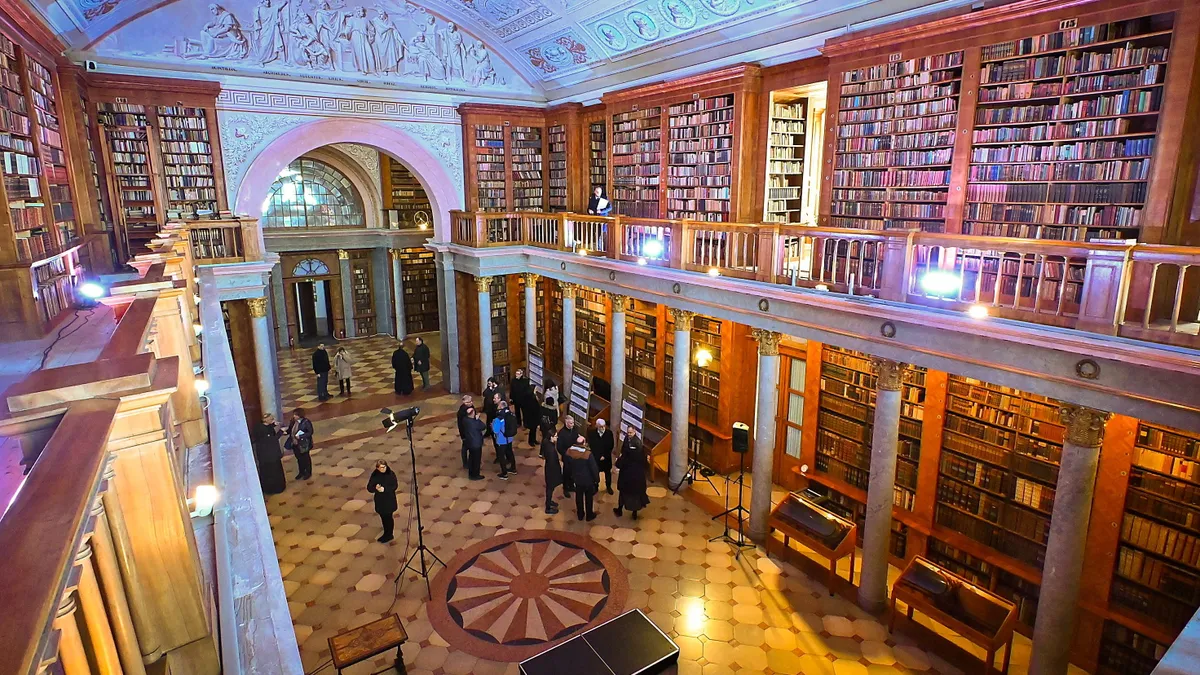 Pannonhalmi Főapátsági Könyvtár, Pannonhalma, 2026. január 20.A Pannonhalmi Főapátsági Könyvtár az újranyitásáról tartott sajtótájékoztató napján, 2026. január 20-án. Nyolc hónapnyi munkával sikerült megmenteni a könyvtár állományát a kenyérbogár-fertőzéstől, így a klasszicista teremkönyvtár ismét fogad látogatókat.MTI/Krizsán Csaba