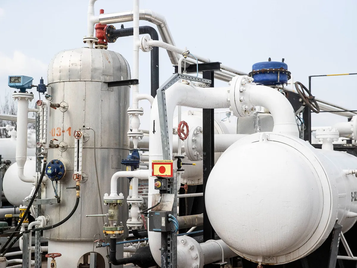 földgáz, 20220318 KardoskútAz Akvamarin Projekt keretében a Magyar Földgáztároló Zrt. egy megközelítőleg 2,5 MW összteljesítményű elektrolizáló rendszert és a hozzá tartozó hidrogén gázelőkészítő technológiát létesít a Kardoskúti Földalatti Gáztárolónál.képen: Kurucz Árpád (KA)Magyar Nemzet