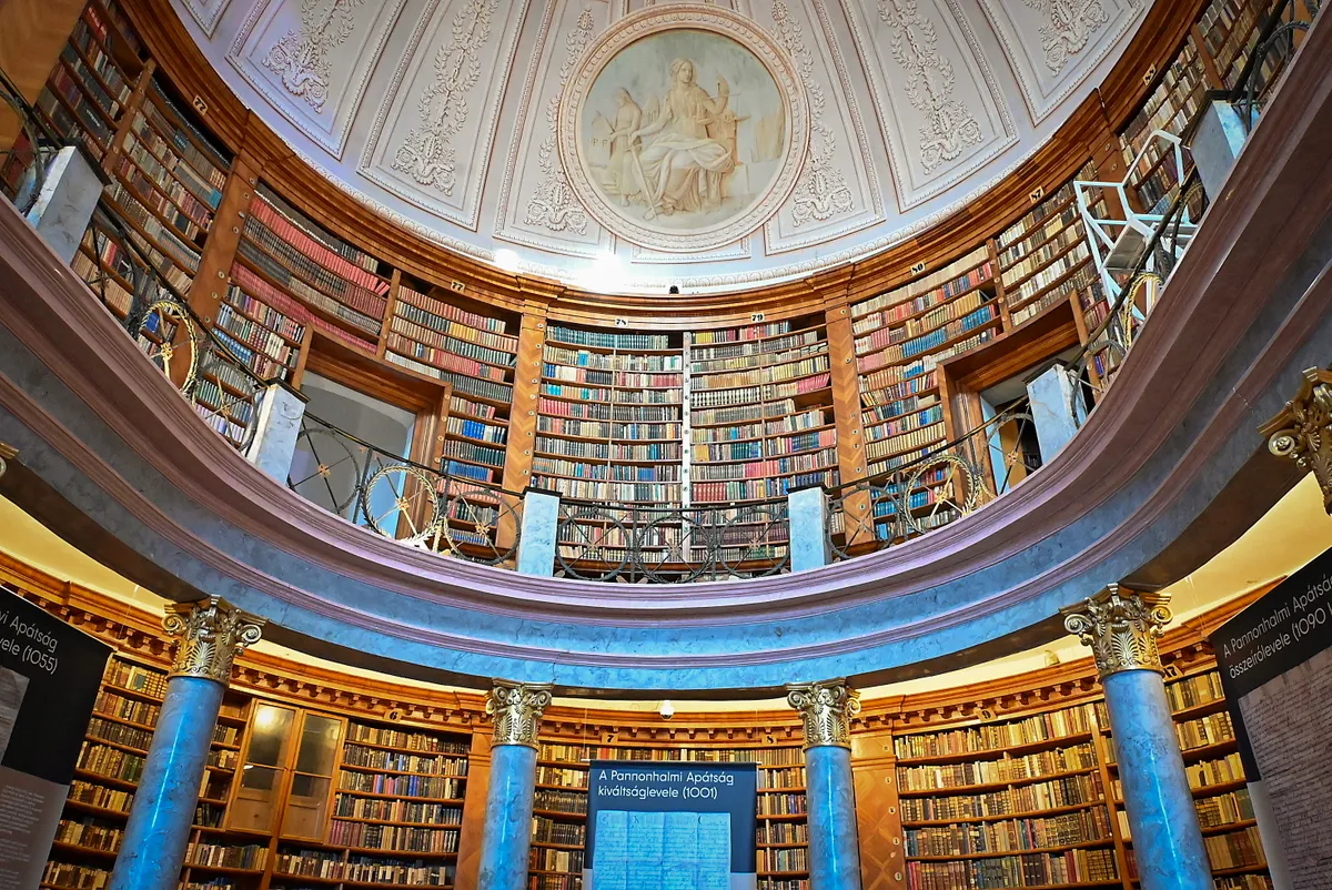 Pannonhalma, 2026. január 20.
A Pannonhalmi Főapátsági Könyvtár az újranyitásáról tartott sajtótájékoztató napján, 2026. január 20-án. Nyolc hónapnyi munkával sikerült megmenteni a könyvtár állományát a kenyérbogár-fertőzéstől, így a klasszicista teremkönyvtár ismét fogad látogatókat.
MTI/Krizsán Csaba