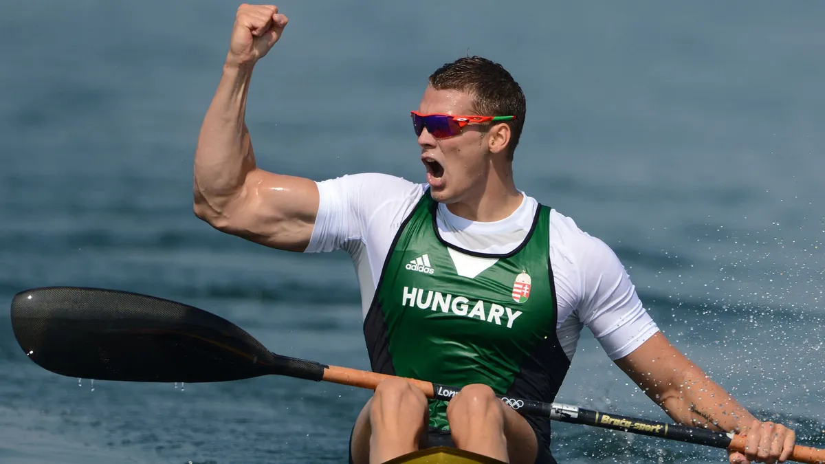 Dudás Miklós ünnepel a 2012-es londoni olimpiai játékok kajak-kenu 200 méteres egyéni (K1) férfi elődöntőjében