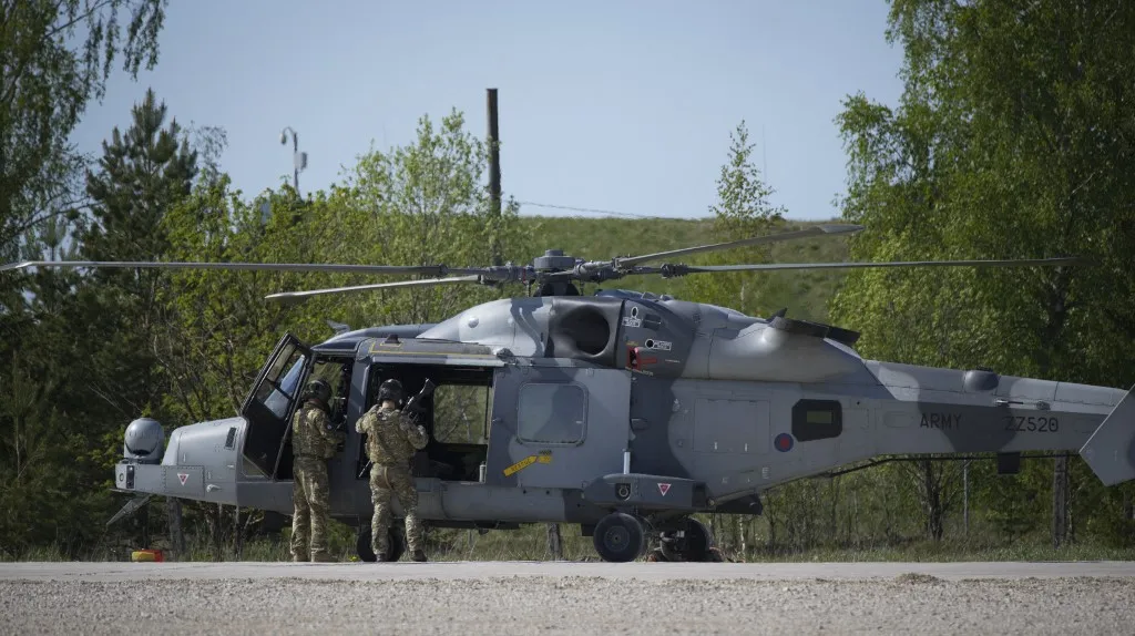 A brit haditengerészethez tartozó Wildcat helikopter kísért ki egy gyanús orosz tankert a brit vizekről