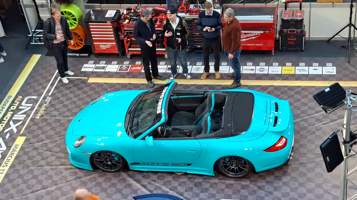 A légrugózás miatt hasal a földön a Porsche 911 nyereményautó.