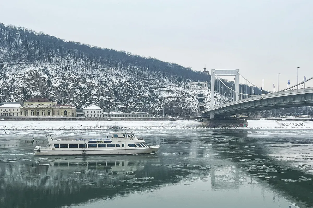 Életveszélyes a Duna jegére lépni, erre figyelmeztettek a rendőrök 2025. január 10-én, szombaton