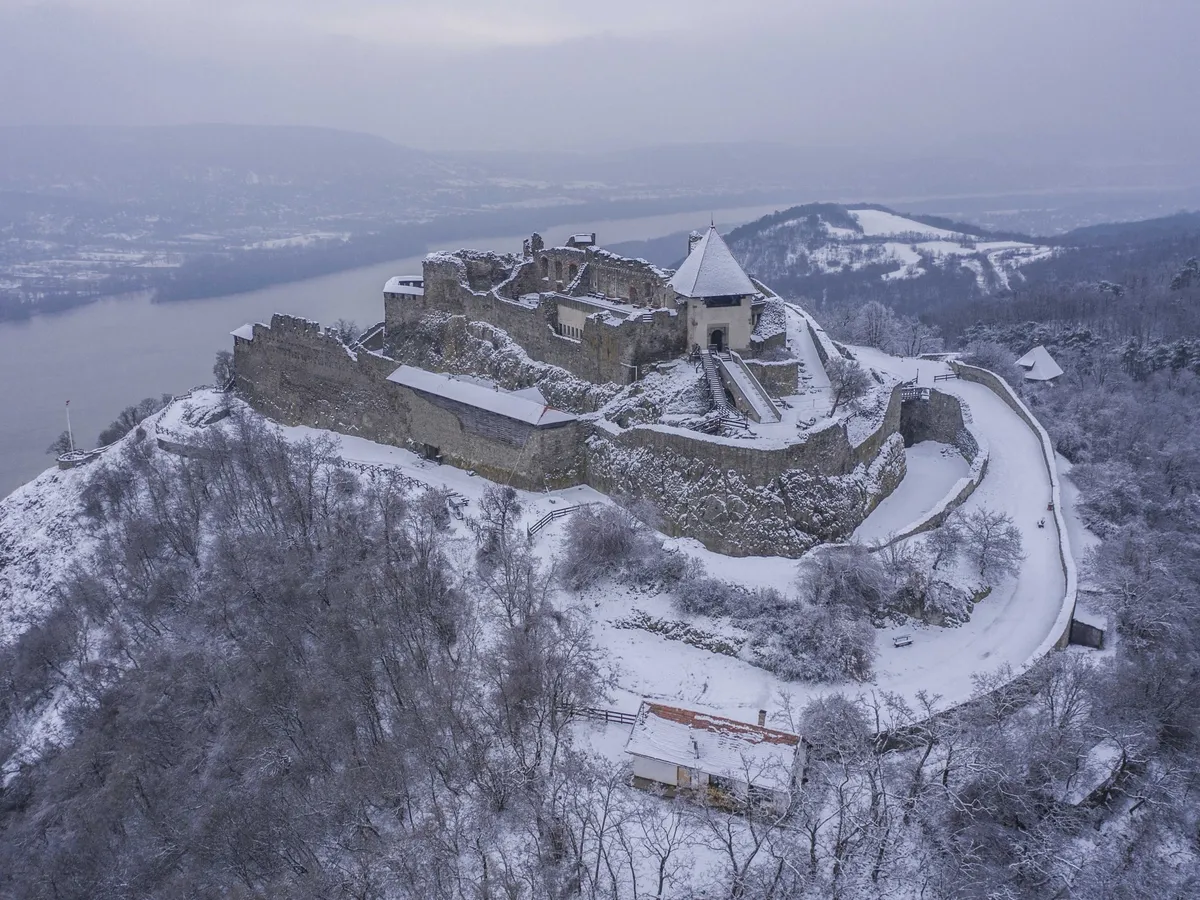 Magyar várak: a XIII. században épült visegrádi fellegvár