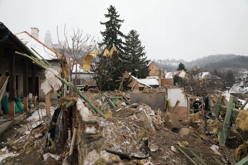 Robbanás után romok maradtak egy pannonhalmi családi ház helyén, a detonáció a környező épületekben is károkat okozott.