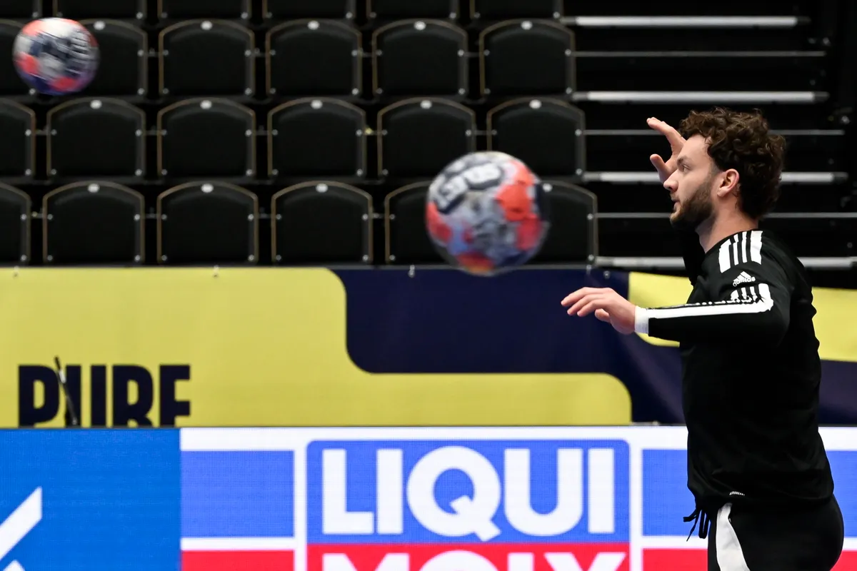 Palasicsot edzésen a két labda sem zavarja meg, most sem volt baj a reflexeivel, de végül a magyarok a bravúrjai ellenére is kikaptak Izlandtól a kézilabda-Eb-n Fotó: Hegedüs Róbert / MTI Fotószerkesztõség