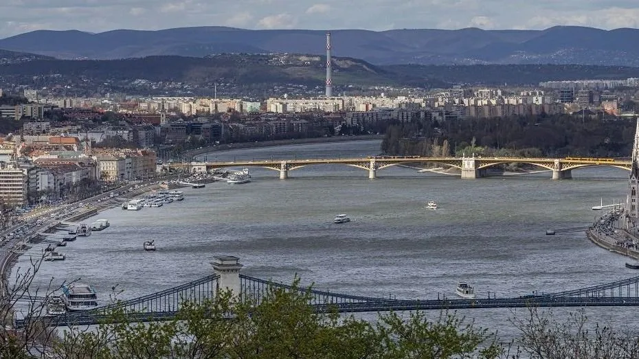 a hazai turizmus, „Budapest »főutcája« a Duna. Ehhez képest nem tudunk közvetlenül lemenni a Dunához, mert a rakparti autóforgalom megakadályozza ezt” – véli Zoboki Gábor a fővárost kettészelő folyóról. (Fotó: MTI/Szigetváry Zsolt)