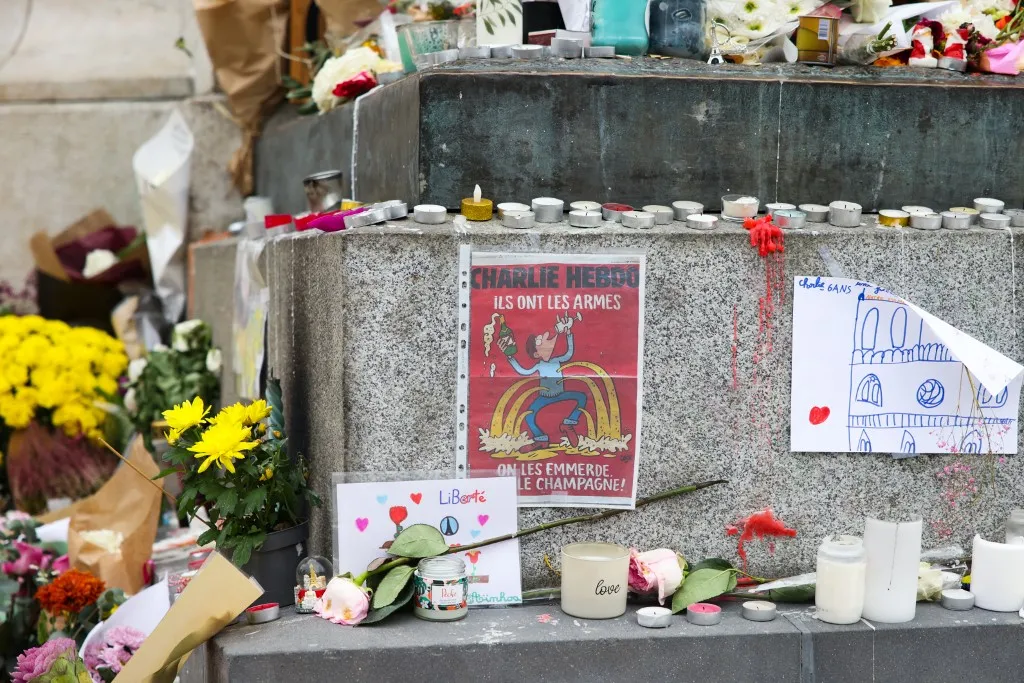 Flowers and candles are placed by the monument at the Place de la Republique to commemorate the victims of the terrorist attacks of November 13, 2015, in Paris, France, on November 13, 2025. (Photo by Beata Zawrzel/NurPhoto) (Photo by Beata Zawrzel / NurPhoto via AFP), francia