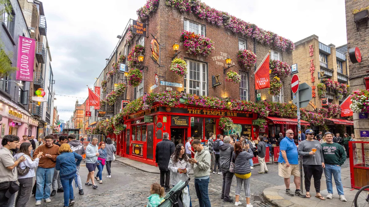 DublinÍrország, Dublin, Írország,
Dublin, Ireland, July 5, 2024: Tourists gather on the street outside the famous The Temple Bar Pub, capturing photos and enjoying the vibrant atmosphere.