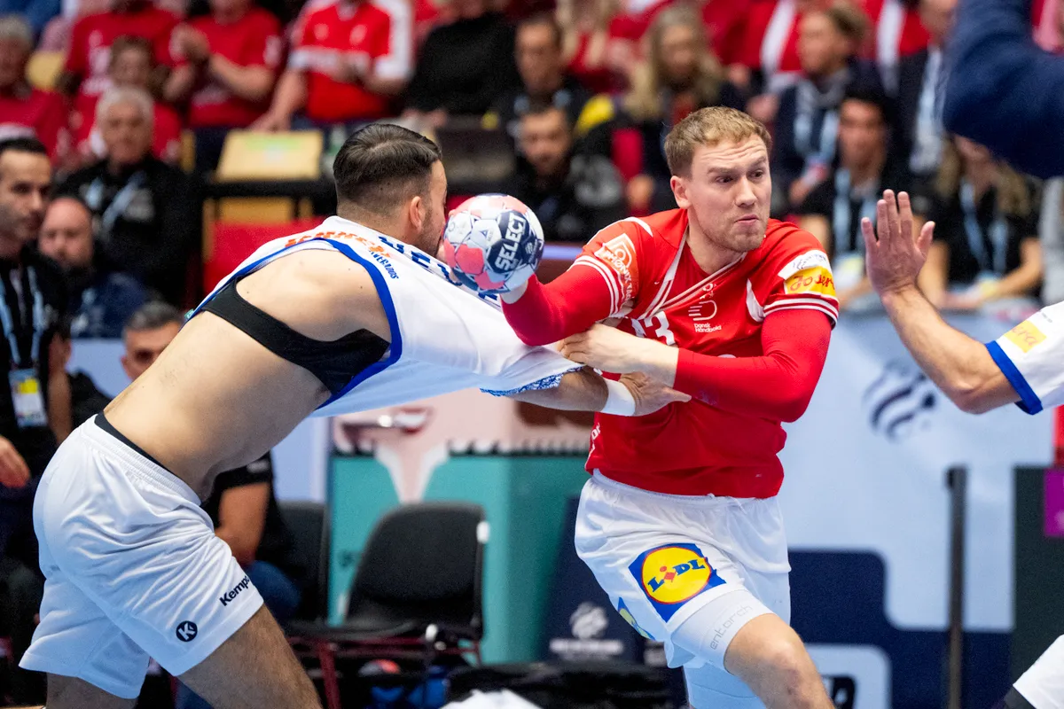 Dánia világbajnok átlövője, Simon Pytlick a labdáért küzd a Portugália elleni csoportmeccsen a kézilabda-Eb-n – a dánok hiába kapaszkodtak, 31–29-re kikaptak Herningben. Fotó: BO AMSTRUP / Ritzau Scanpix
