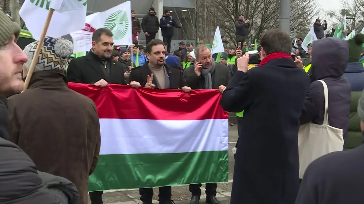 Strasbourg, 2026. január 20.
A videófelvételről készült képen magyar gazdák az Európai Unió és a dél-amerikai Mercosur szabadkereskedelmi övezet tagállamai közötti megállapodás ellen tiltakoznak Strasbourgban 2026. január 20-án, három nappal az egyezmény paraguayi aláírása után.
MTI/MTVA