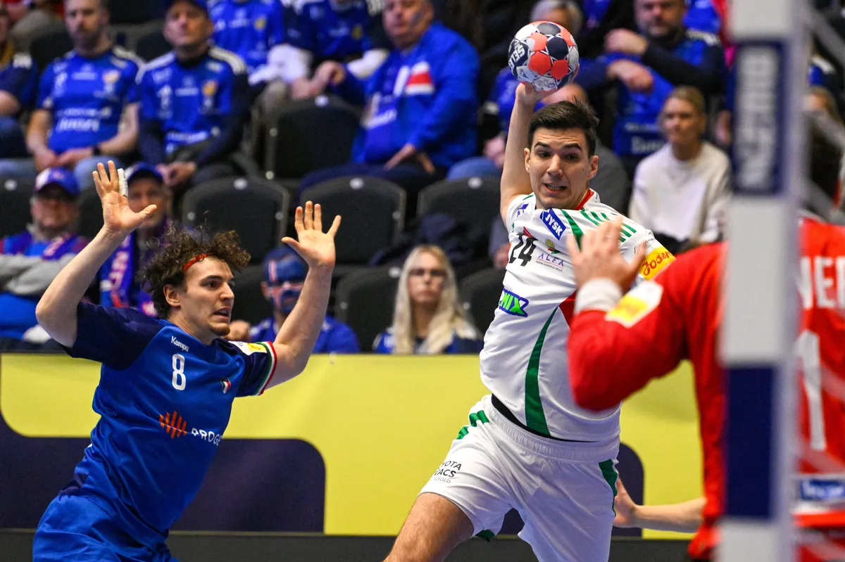 Kristianstad, 2026. január 18.
Fazekas Gergő (j) és az olasz Giacomo Savini a dán-norvég-svéd közös rendezésű férfi kézilabda-Európa-bajnokság F csoportjának második fordulójában játszott Magyarország - Olaszország mérkőzésen a svédországi Kristianstad Arénában 2026. január 18-án.
MTI/Hegedüs Róbert