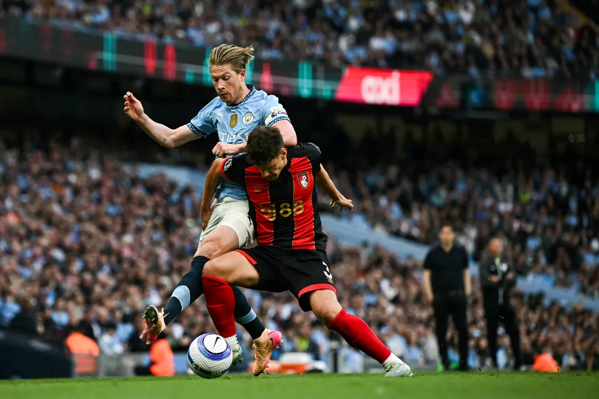 Manchester City's Belgian midfielder #17 Kevin De Bruyne (L) fights for the ball with Bournemouth's Hungarian defender #03 Milos Kerkez during the English Premier League football match between Manchester City and Bournemouth at the Etihad Stadium in Manchester, north west England, on May 20, 2025. (Photo by Paul ELLIS / AFP) / RESTRICTED TO EDITORIAL USE. No use with unauthorized audio, video, data, fixture lists, club/league logos or 'live' services. Online in-match use limited to 120 images. An additional 40 images may be used in extra time. No video emulation. Social media in-match use limited to 120 images. An additional 40 images may be used in extra time. No use in betting publications, games or single club/league/player publications. / 