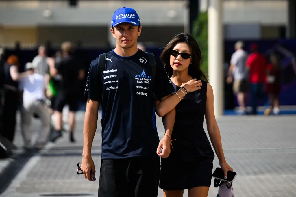 Alex Albon és barátnője, Lily Muni He a Forma-1 2025-ös szezonzáró Abu-dzsabi Nagydíján