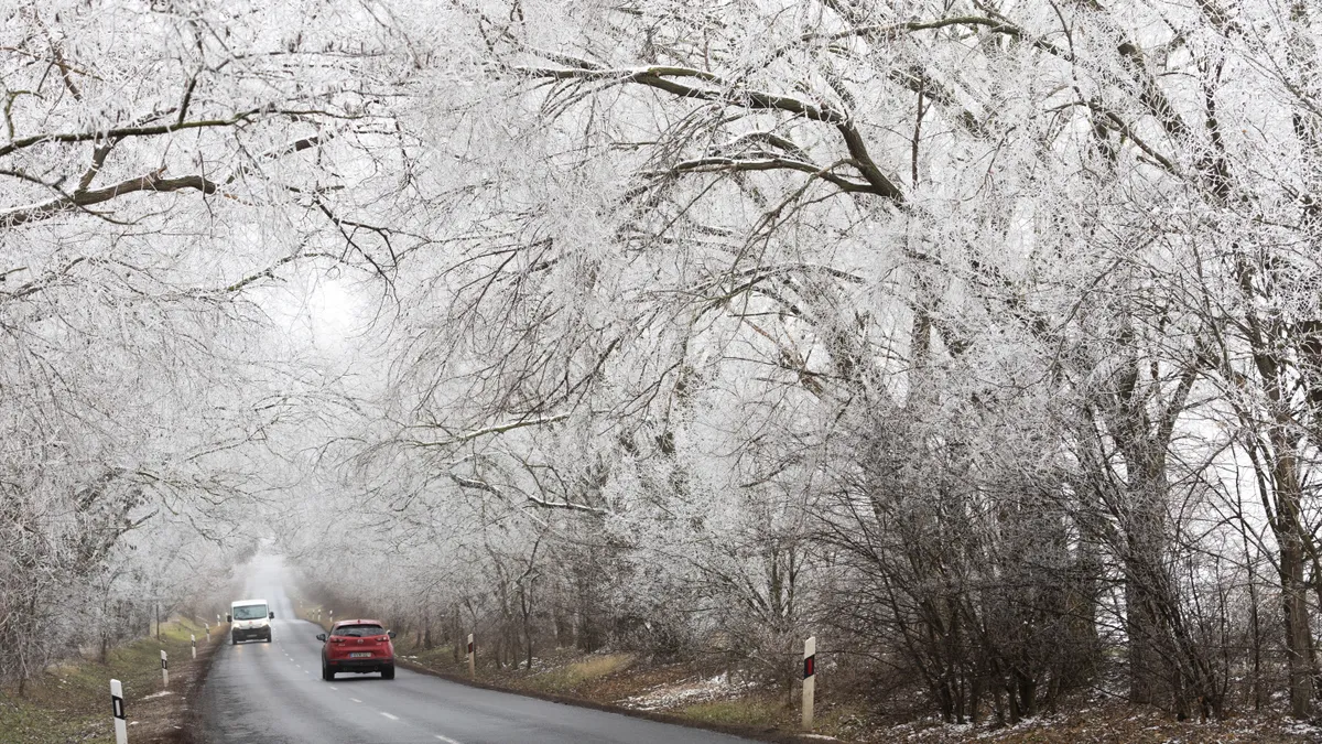 Az ónos eső azonnal megfagy, majd jégréteget képet