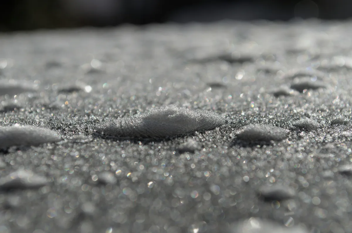 Az időjárás csütörtökön és pénteken is komoly kihívások elé állítja az országot: tartós köd, párás levegő és helyenként ónos eső nehezíti a közlekedést.