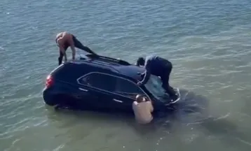 Megindító életmentés: civilek húzták ki a süllyedő autóból a sofőrt Virginia Beach-en.