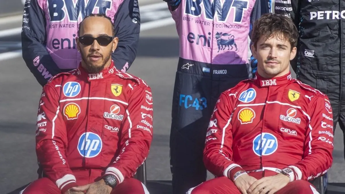 Nem sikerült ellopni a show-t: íme, Hamilton és Leclerc 2026-os Ferrarija – képek, videó