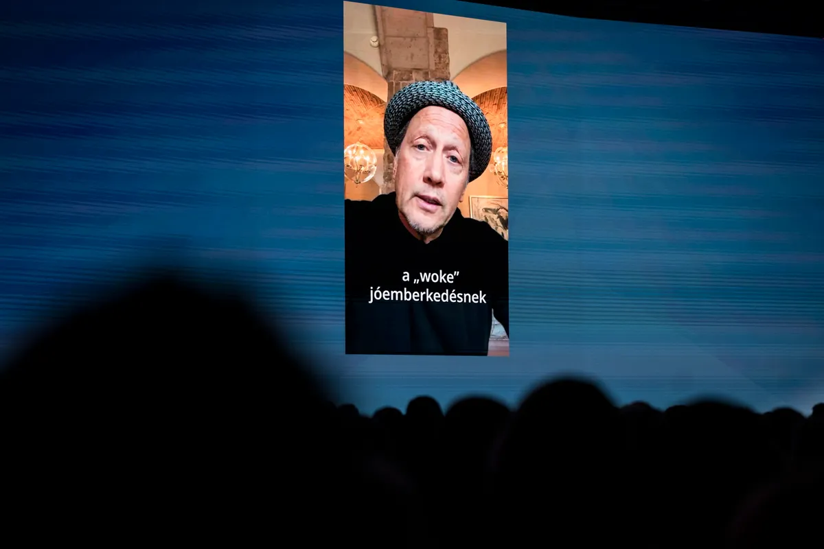 Budapest, 2026. janu�r 10.A Minisztereln�ki Kommunik�ci�s F�oszt�ly �ltal k�zreadott k�pen Rob Schneider amerikai sz�n�sz vide��zenete a Fidesz kongresszus�n a budapesti Hungexp�n 2026. janu�r 10-�n.MTI/Minisztereln�ki Kommunik�ci�s F�oszt�ly/Kaiser �kos