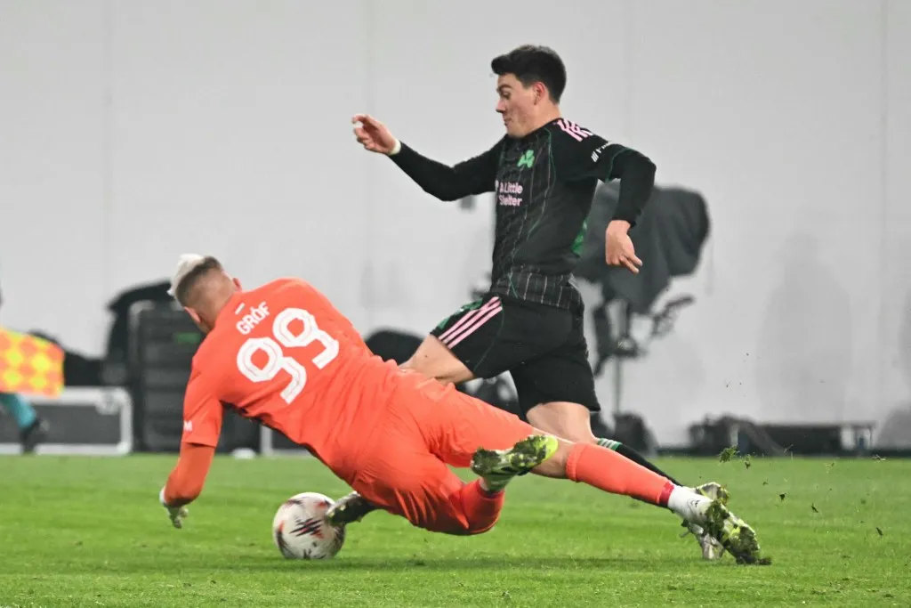 Panathinaikos' Uruguayan midfielder #28 Facundo Pellistri and Ferencvaros' Hungarian goalkeeper #99 David Grof vie for the ball during the UEFA Europa League football match 1st round- Day 7 between Ferencvarosi TC and Panathinaikos in Budapest, Hungary on January 22, 2026. (Photo by Attila KISBENEDEK / AFP)