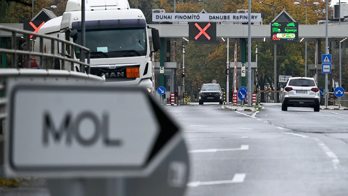 Százhalombatta, 2025. október 21.
A Mol százhalombattai Dunai Finomítója 2025. október 21-én. A Mol megerősítette, hogy előző nap éjjel tűz ütött ki a finomító AV3-as üzemében. A tüzet a tűzoltók lokalizálták, és jelenleg is dolgoznak a terület biztosításán. Személyi sérülés nem történt, a baleset pontos okát vizsgálják. A kárfelméréssel párhuzamosan fokozatosan újraindítják a tűzben nem érintett üzemegységeket.
MTI/Hegedüs Róbert