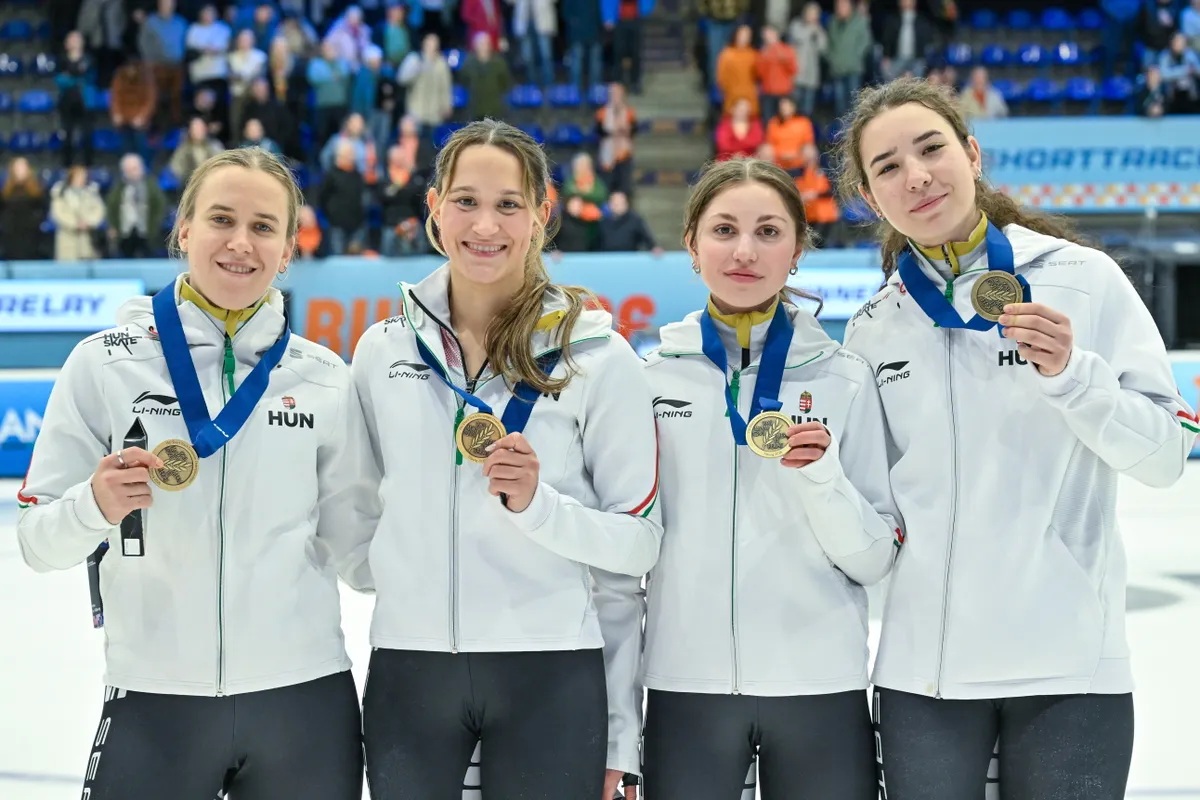 A bronzérmes Bácskai Luca Sára, Sziliczei-Német Rebeka, Somodi Maja Dóra és Végi Diána Laura a 3000 méteres vegyesváltó eredményhirdetése után a rövidpályás gyorskorcsolyázók Európa-bajnokságon a hollandiai Tilburgban Fotó: Illyés Tibor / MTI Fotószerkesztõség
