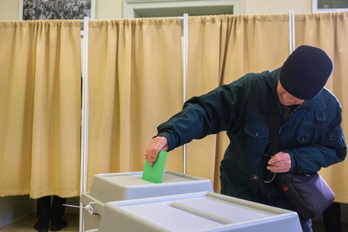Csíkszereda, 2022. április 3.
Leadja szavazatát egy férfi a magyarországi országgyűlési választáson és gyermekvédelmi népszavazáson Magyarország csíkszeredai főkonzulátusán 2022. április 3-án.
MTI/Veres Nándor