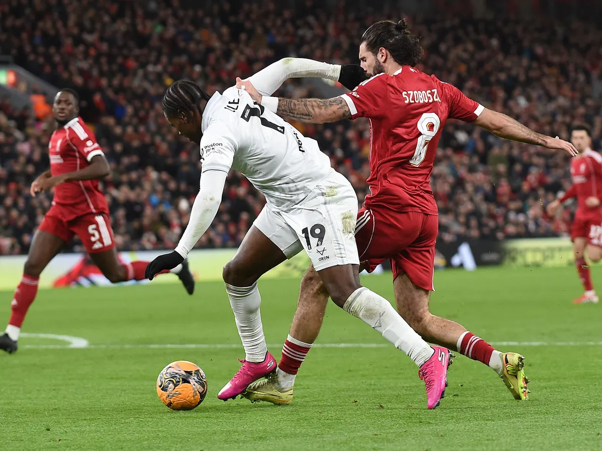 Szoboszlai Dominik esete Reyes Clearyvel, amely után büntetőt reklamáltak a Barnsley együttesénél