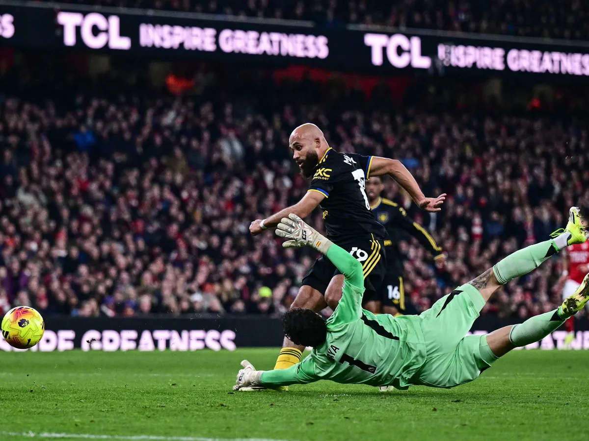 Manchester United's Cameroonian midfielder #19 Bryan Mbeumo (top) scores his team's first goal to equalise during the English Premier League football match between Arsenal and Manchester United at the Emirates Stadium in London on January 25, 2026. (Photo by Ben STANSALL / AFP) / RESTRICTED TO EDITORIAL USE. No use with unauthorized audio, video, data, fixture lists, club/league logos or 'live' services. Online in-match use limited to 120 images. An additional 40 images may be used in extra time. No video emulation. Social media in-match use limited to 120 images. An additional 40 images may be used in extra time. No use in betting publications, games or single club/league/player publications. / 